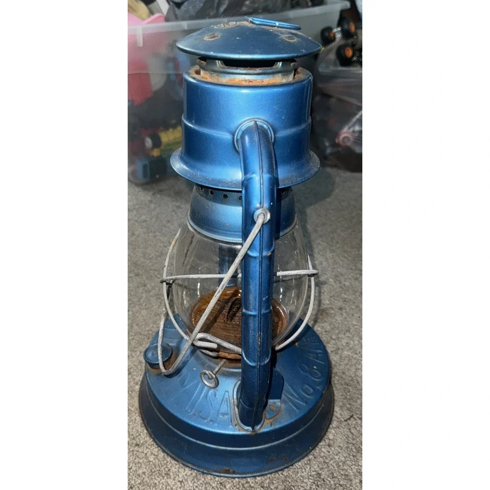 Vintage Dietz Blue No.8 D-LITE Kerosene Lantern Lamp NY USA Original Globe Broke